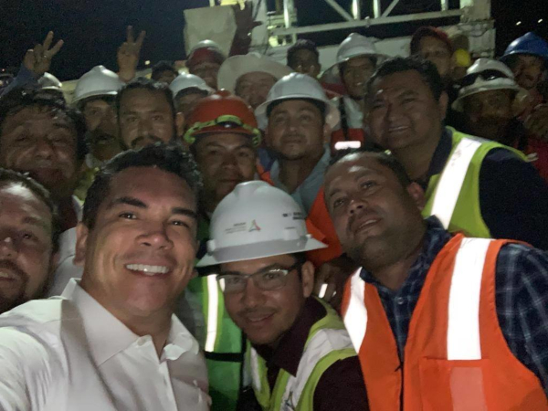 El gobernador Alejandro Moreno atestiguó la colocación de la última trabe del nuevo puente de La Unidad, con lo que se llega a un avance del 94.38%.