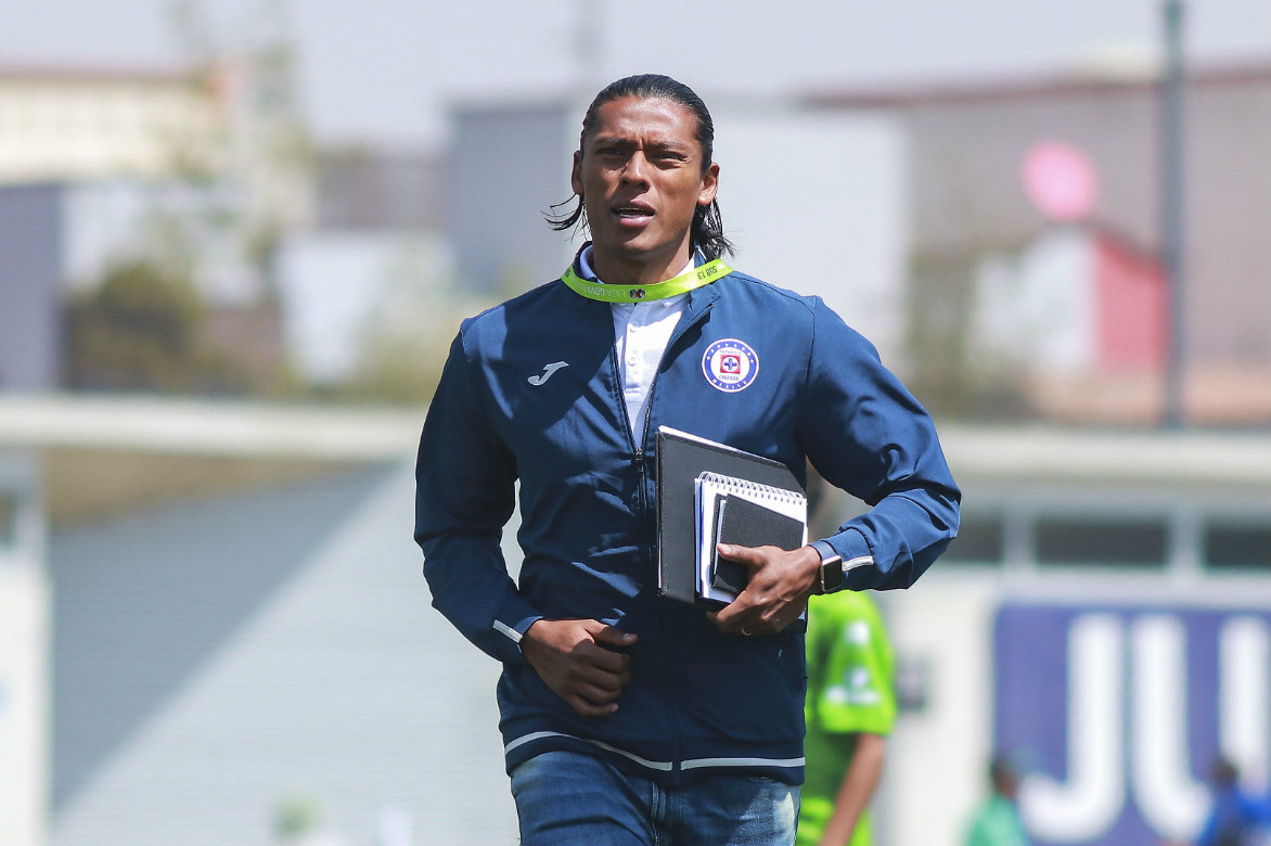 Joel Huiqui, auxiliar técnico de Cruz Azul Sub-13 (Imago 7)