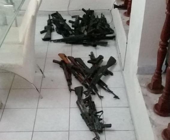Le decomisan a “El 8”  un armamento. (Cortesía)