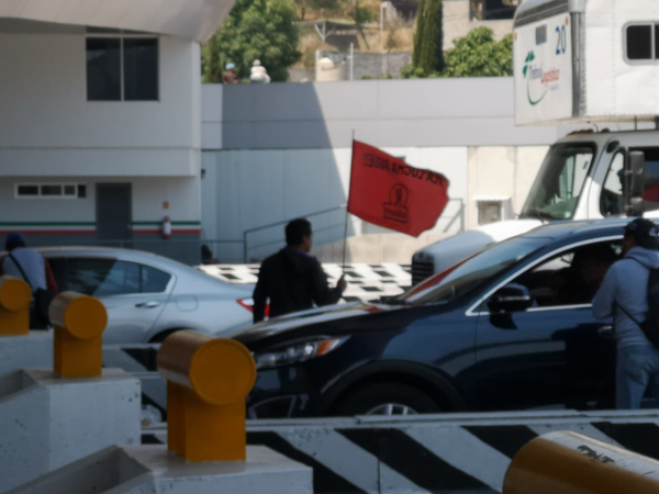 Los manifestantes llegaron a la caseta de Tlalpan alrededor de las 11:00 horas. |Jorge Becerril