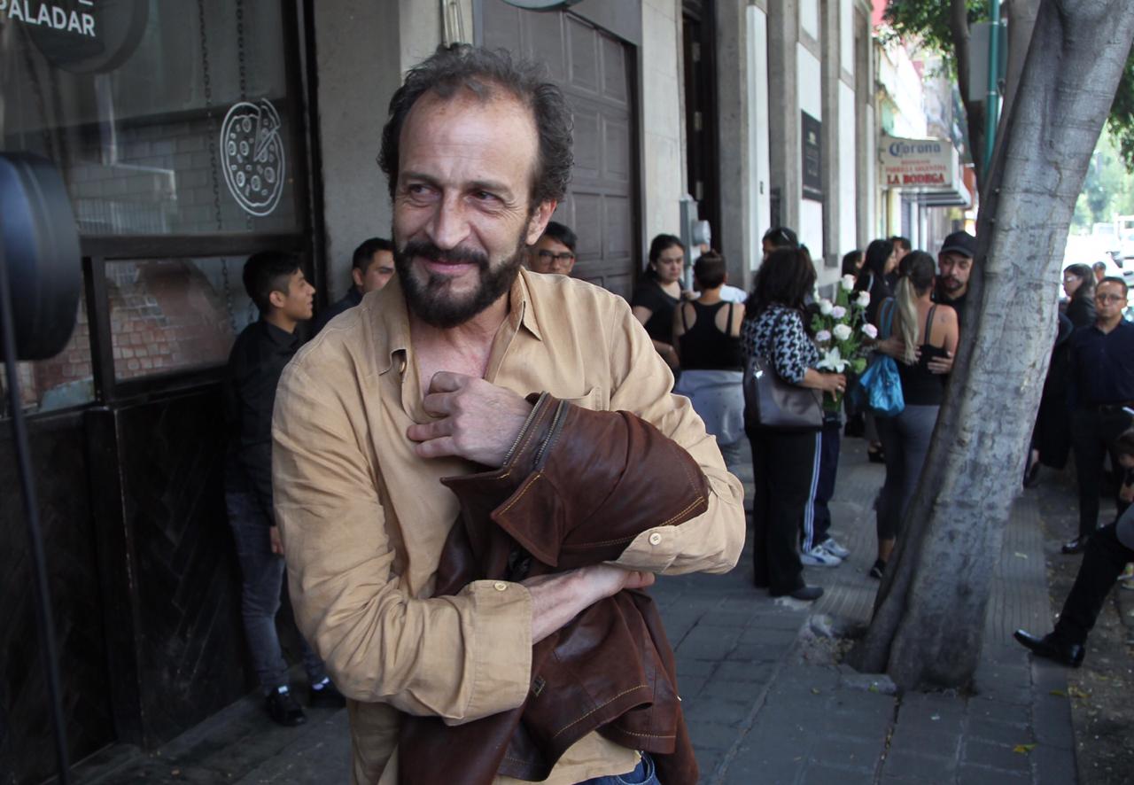 El actor acudió a despedir a la Reina del albur, con quién trabajó (Fotos: Édgar Negrete).
