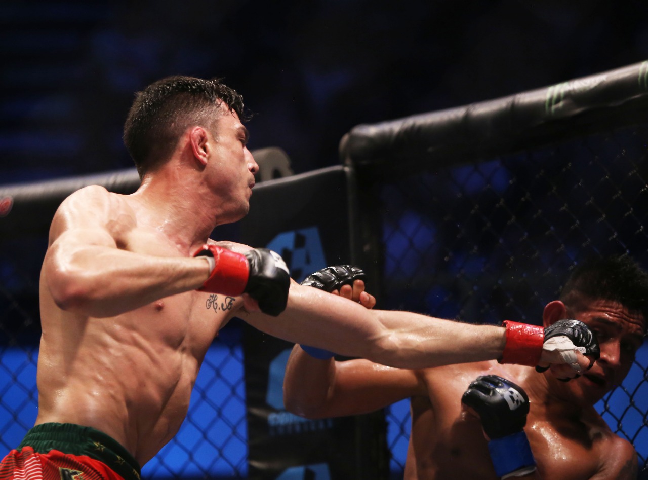 Alejandro 'Gallito' Flores domina batalla regia en Combate Américas (Carlos Contreras Legaspi)