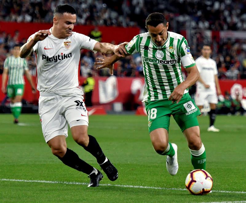 Andrés Guardado y el Real Betis cayeron contra el Sevilla (EFE)