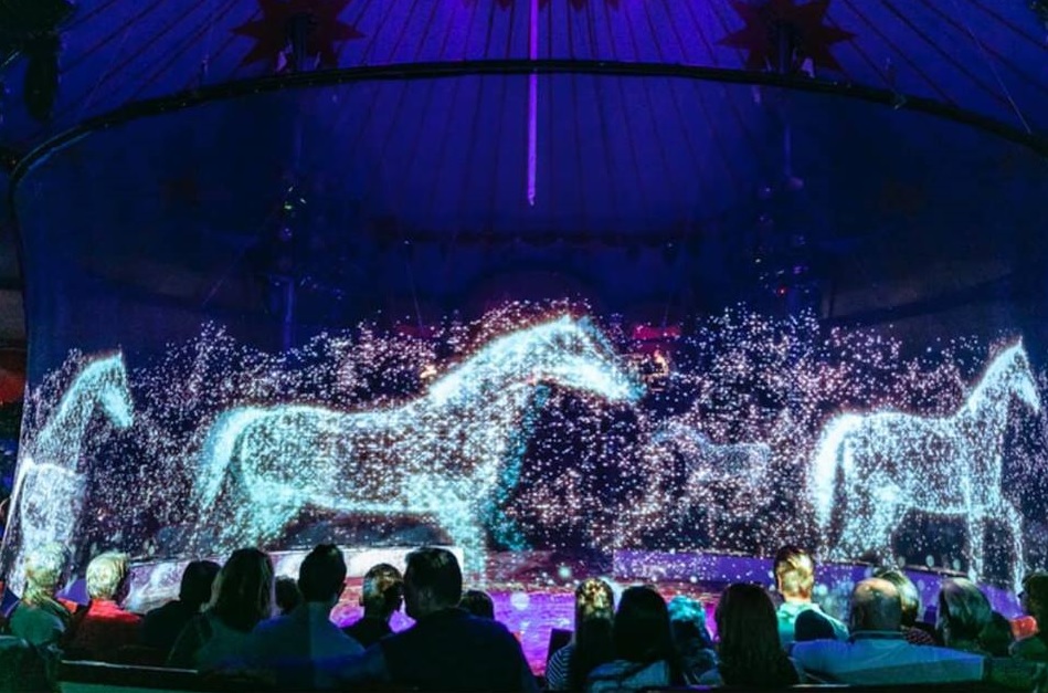 Circo Roncalli utiliza hologramas en lugar de animales (Facebook)