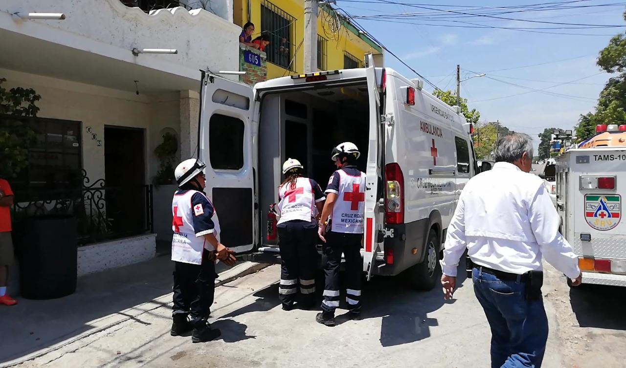Cruz Roja brinda atención al soldador electrocutado.