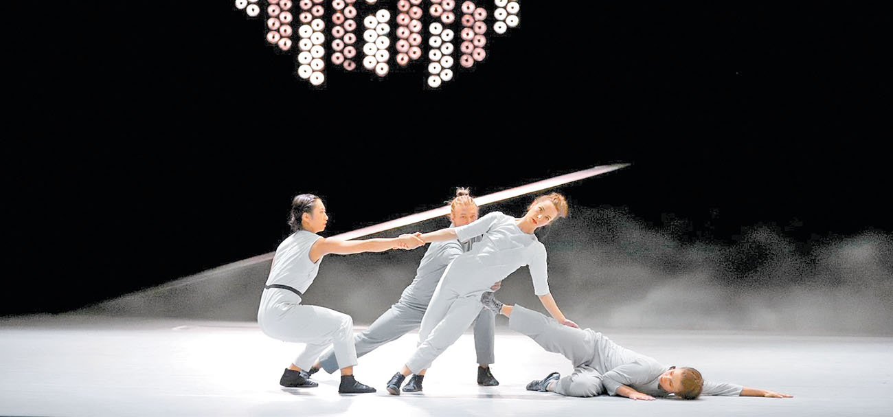 Escena de "Impetus", con la compañía Tanzmainz, donde la iluminación se relaciona con la música y la coreografía. (Especial)
