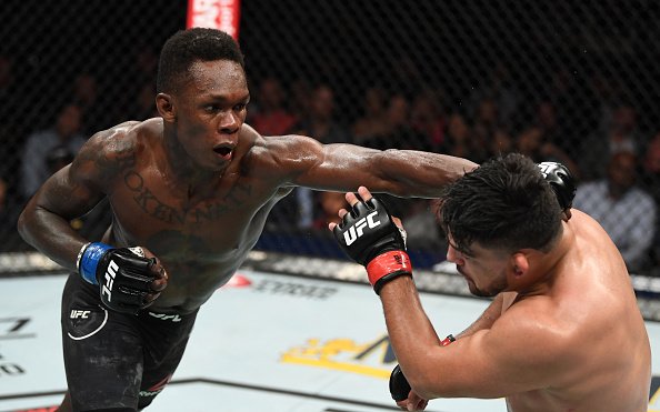 Israel Adesanya se queda el cinturón en UFC 236 (Twitter @UFCEspanol)