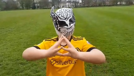 Niño inglés festeja como Raúl Jiménez con máscara de Sin Cara (Especial)