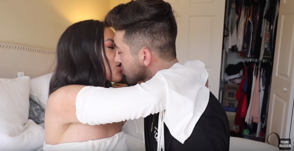 YouTuber besó a su hermana para obtener más visitas (Captura)