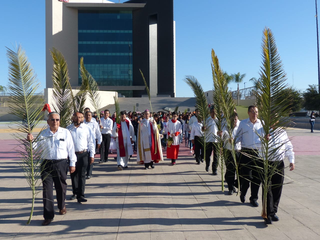 La Diócesis de Torreón celebró el Domingo de Ramos con una procesión de la Plaza Mayor a la Catedral del Carmen. (Luis López)
