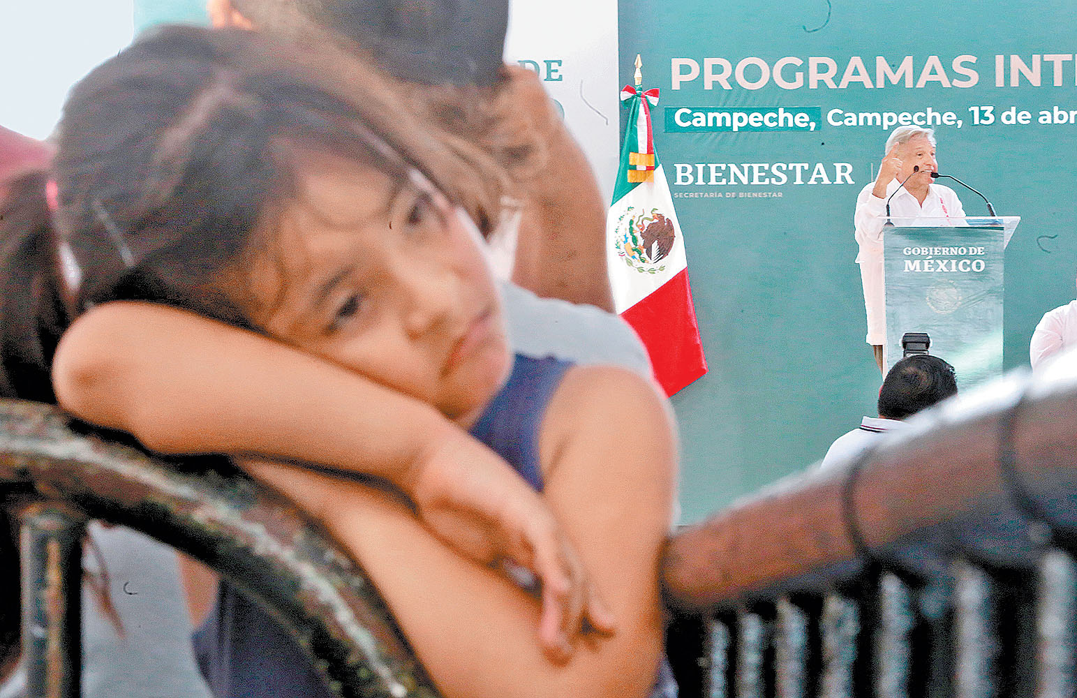 De gira por Campeche, el tabasqueño tardó casi media hora saludando a los asistentes y tomándose "selfies". (Jesús Quintanar)
