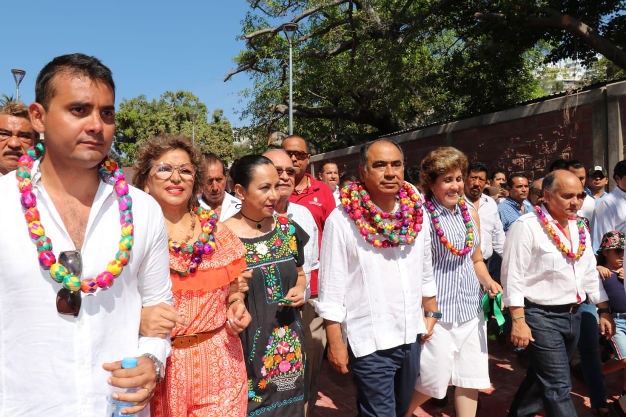 Héctor Astudillo y su esposa Mercedes Calvo de Astudillo inauguraron el Paseo del Pescador. (Especial)