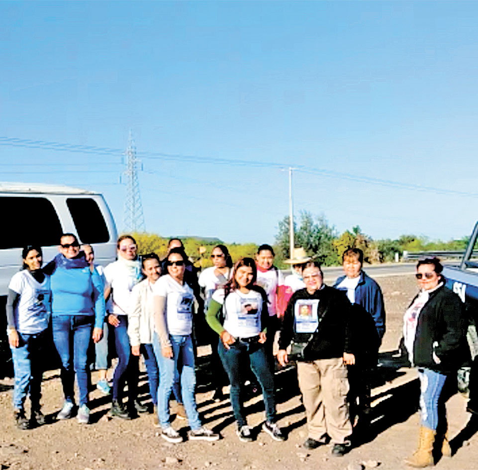 Integrantes de la organización de búsqueda que localizó las tumbas. (Especial)