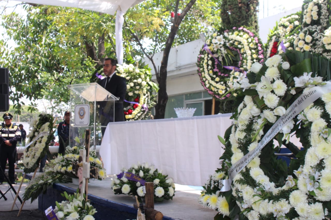 Jesús Orta, secretario de Seguridad Ciudadana, durante al homenaje al policía caído.