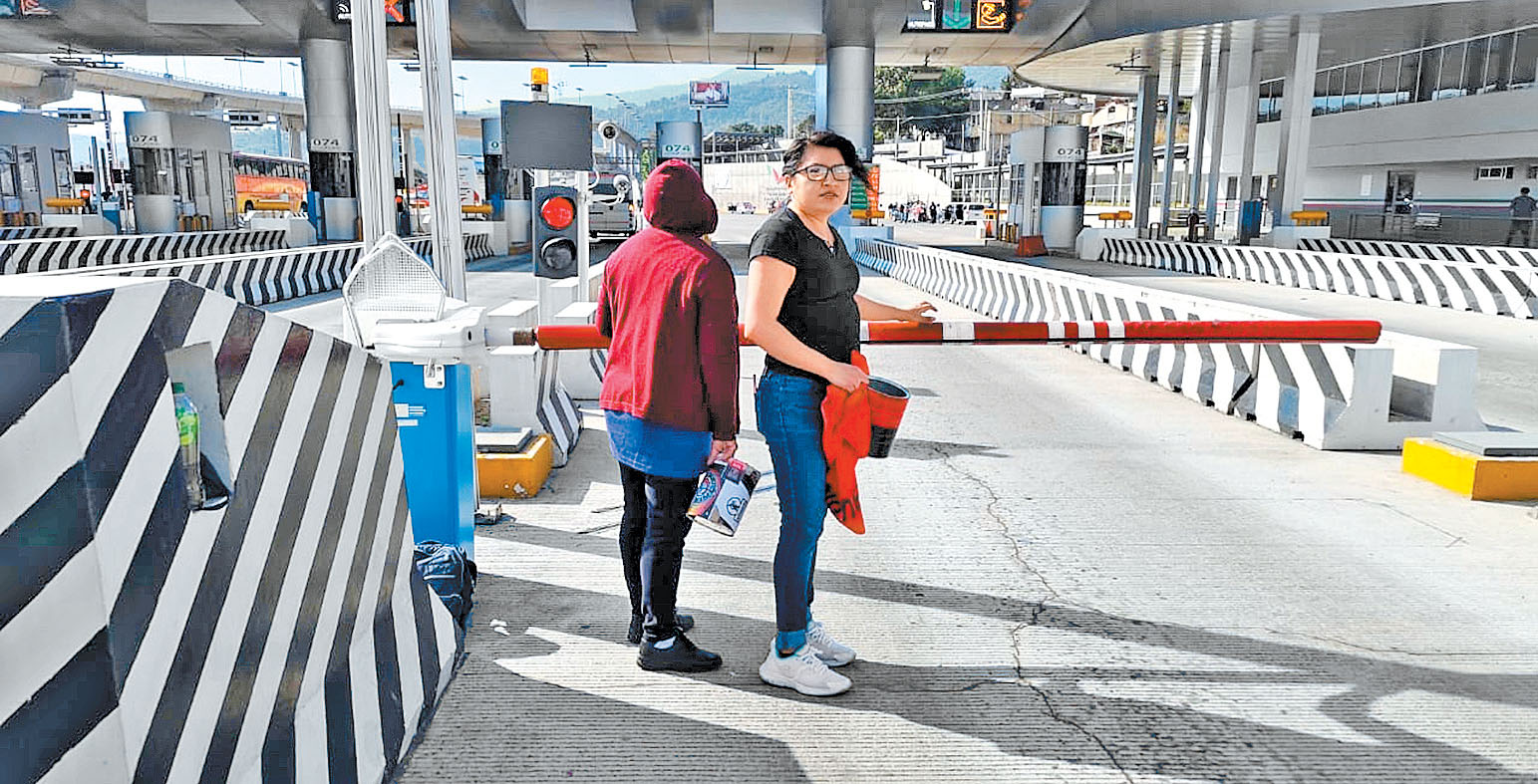 Desde las 7 de la mañana, al menos 40 agremiados al Situam tomaron las casetas de cobro de la México-Cuernavaca. (Jorge Becerril)