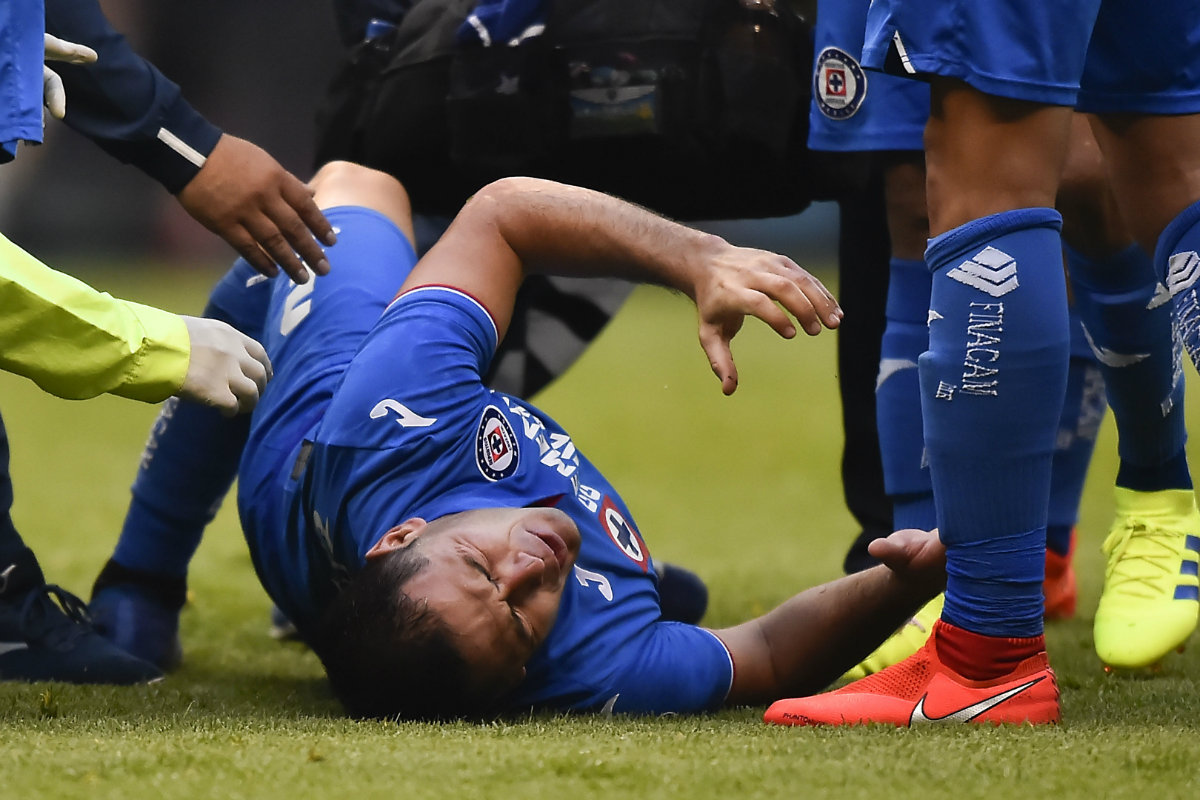 Pablo Aguilar sale lesionado del partido América vs Cruz Azul (Imago7)
