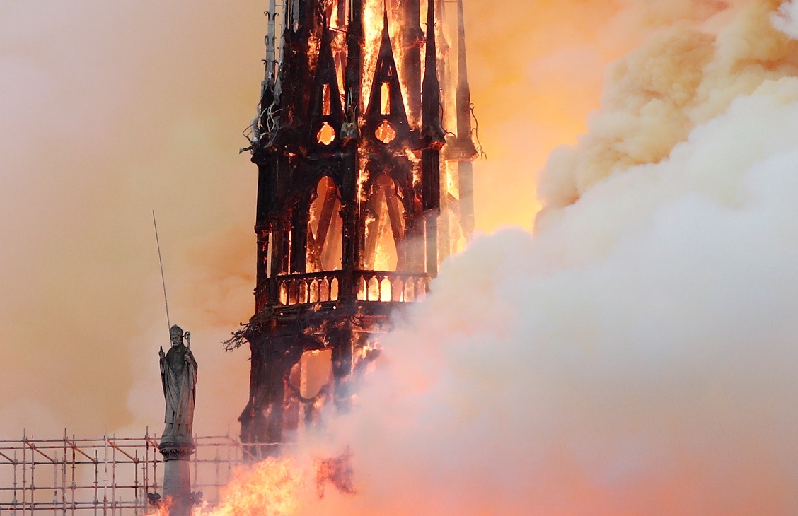 La aguja en la catedral de Notre Dame medía 93 metros de altura (Reuters).