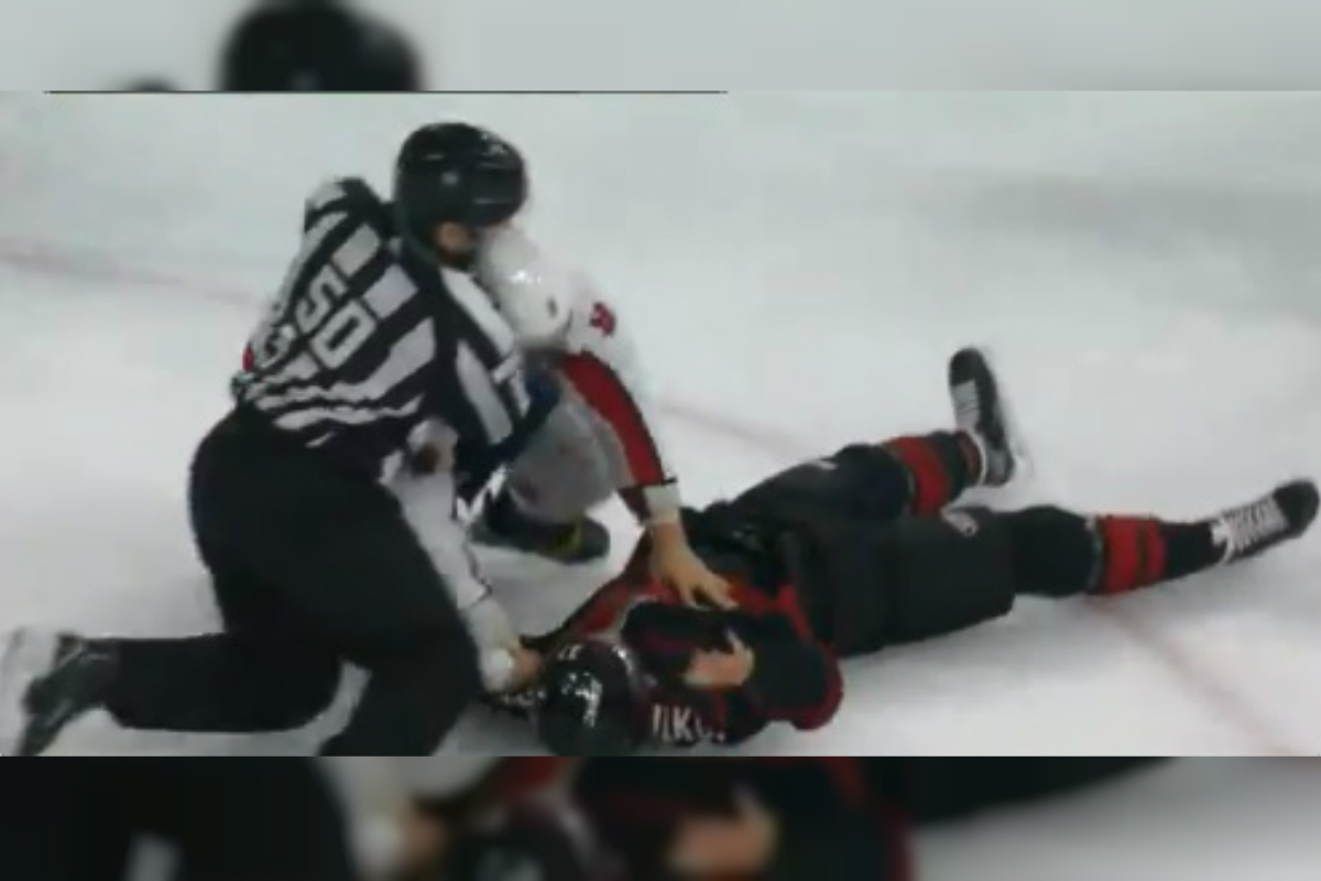 Alex Ovechkin, golpeó y noqueó a Andrei Svechnikov (Especial)