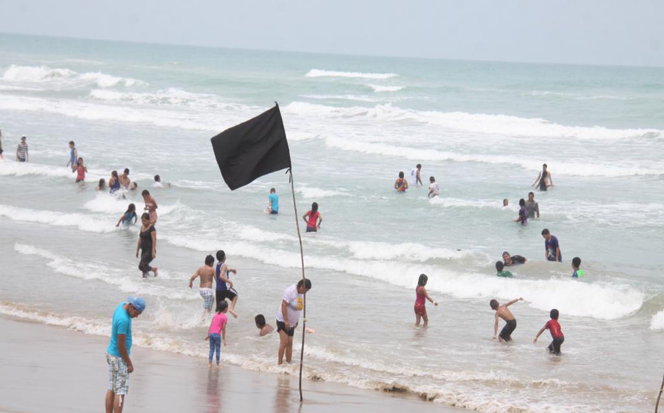 Bandera negra en playa.