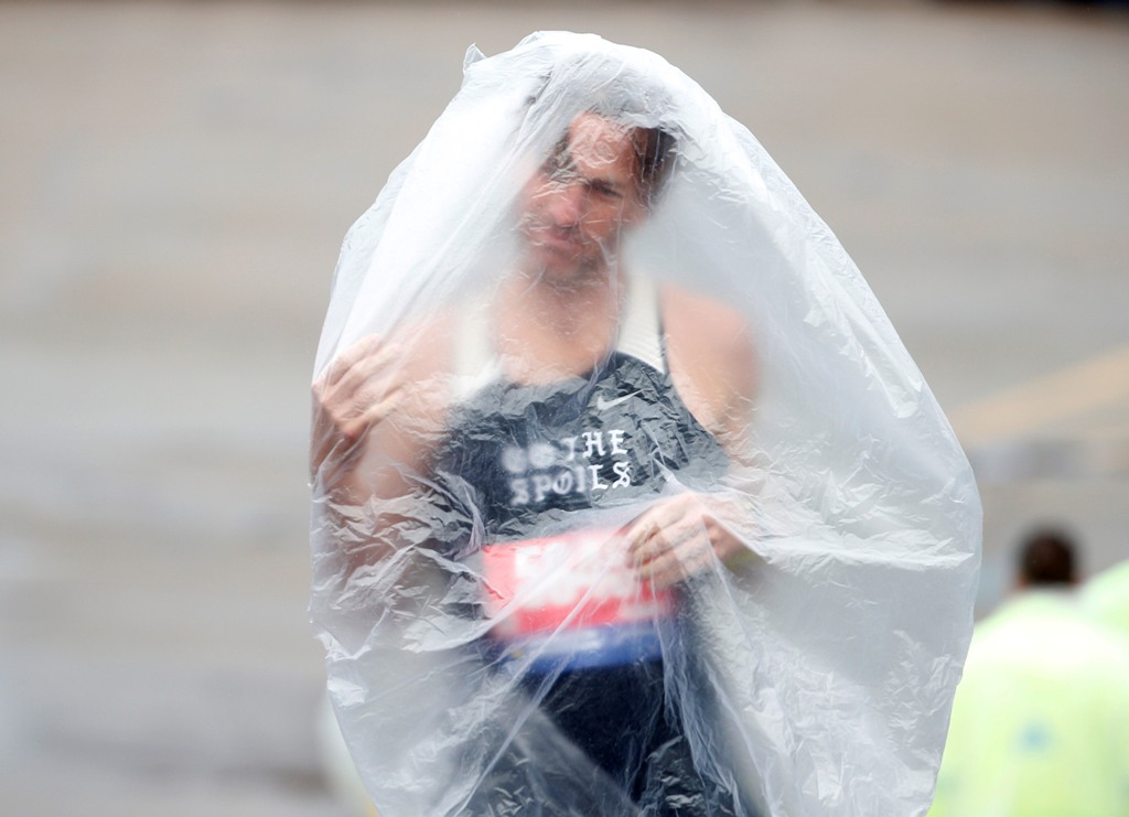 Competidores se alistan por la lluvia que se presentó en el Maratón de Boston  (Reuters)
