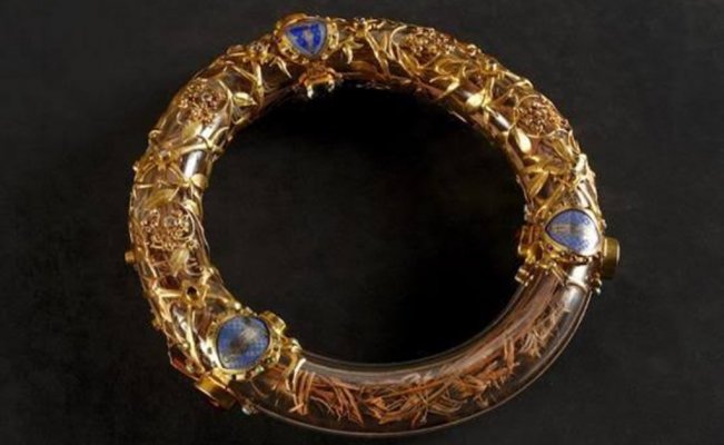 La corona de espinas que supuestamente se le colocó a Jesús antes de ser crucificado permanece en la catedral de Notre Dame (Twitter).