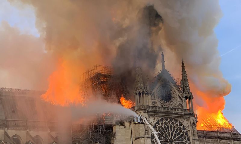 El fuego consumió rápidamente la estructura de la catedral.