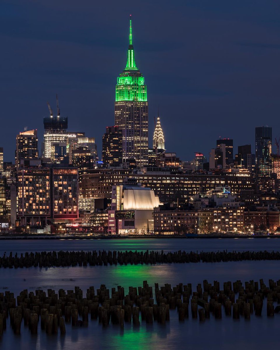 El Empire State Building se pintó de verde en honor a Tiger Woods (vikvik7/Instagram)