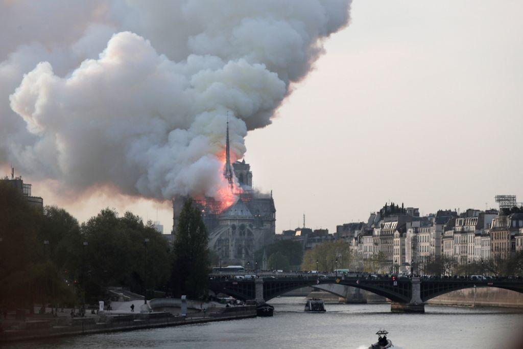 El fuego habría comenzado en una de las torres de la catedral. (EFE)