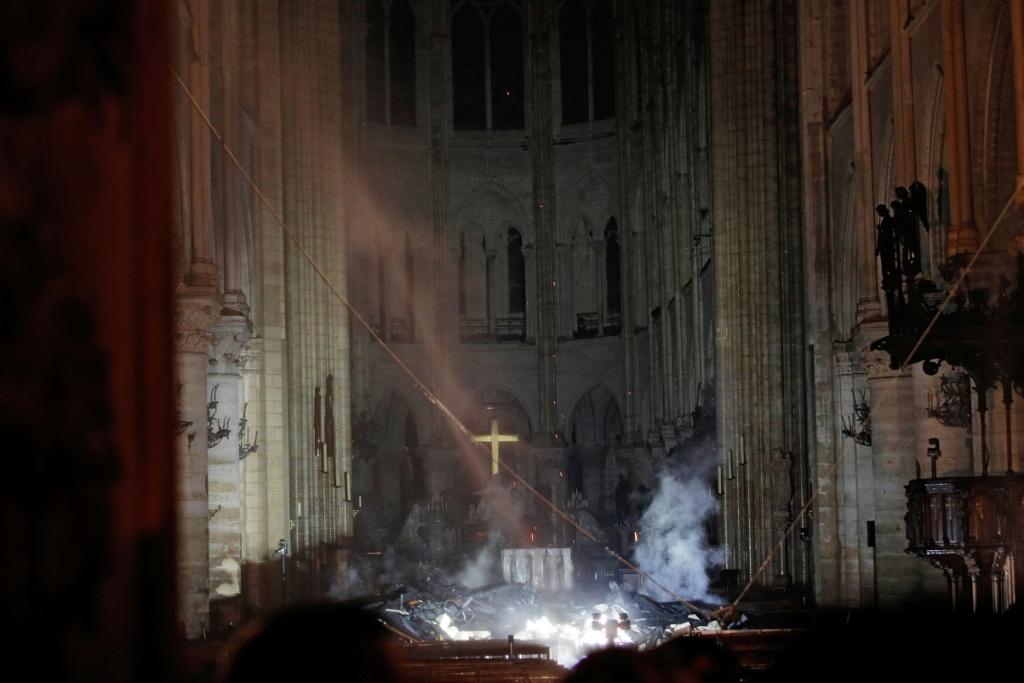 En el interior de Notre Dame, diversos objetos quedaron calcinados durante el incendio en que rescató el daño a la estructura (Reuters)