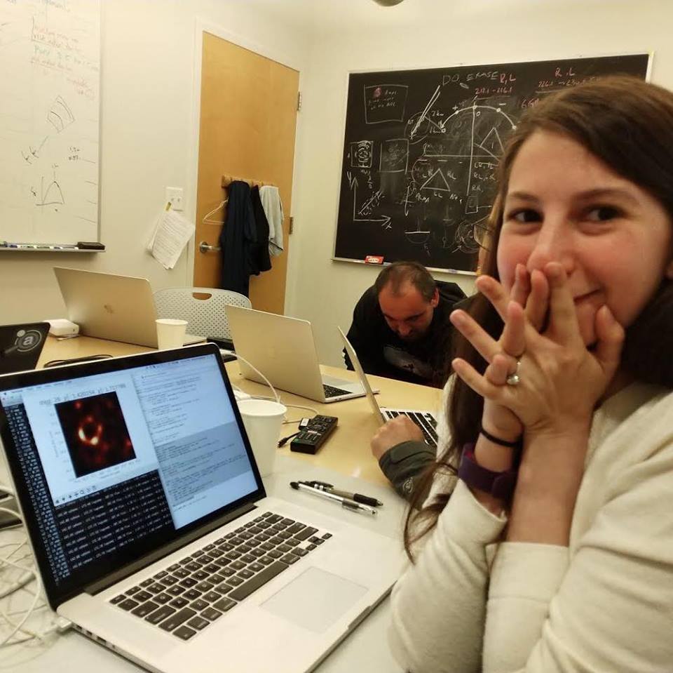 Katie Bouman trabajó en la captura de la primera fotografía del agujero negro (Facebook).