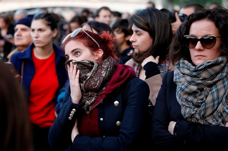 Miles de personas veían con incredulidad el incendio. (AFP)
