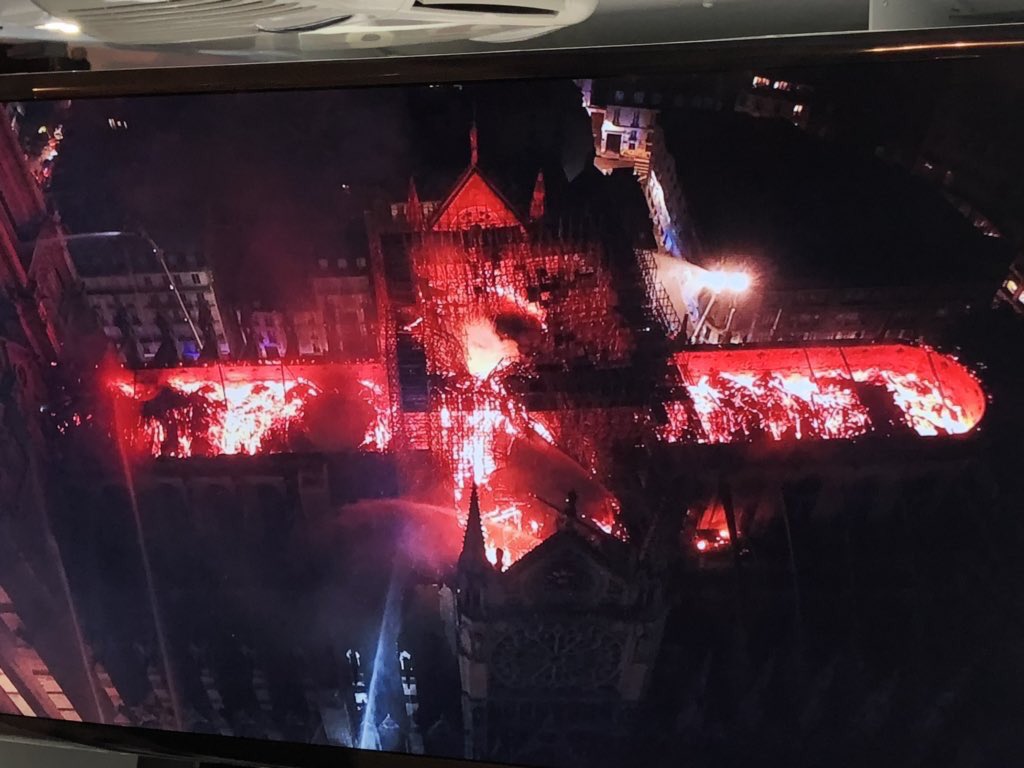 Un drone captó el incendio de la catedral. (@AlertaNews24)