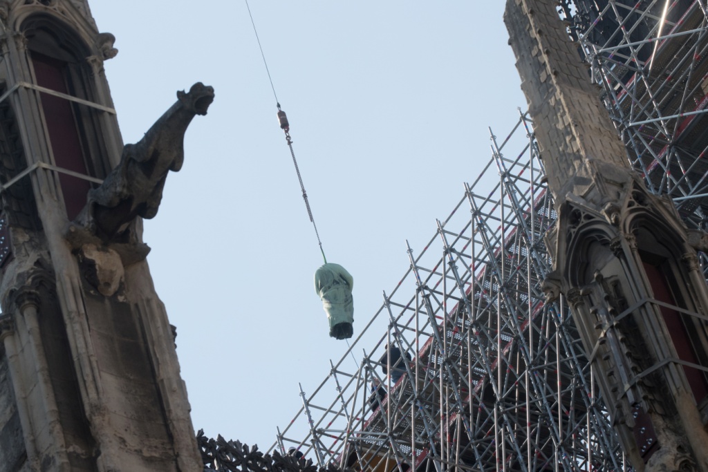 Las autoridades comenzaron a realizar el registro de las obras que salvaron por el incendio. (Reuters)