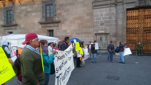 Se congregaron frente a la puerta Mariana. (Jorge Becerril)