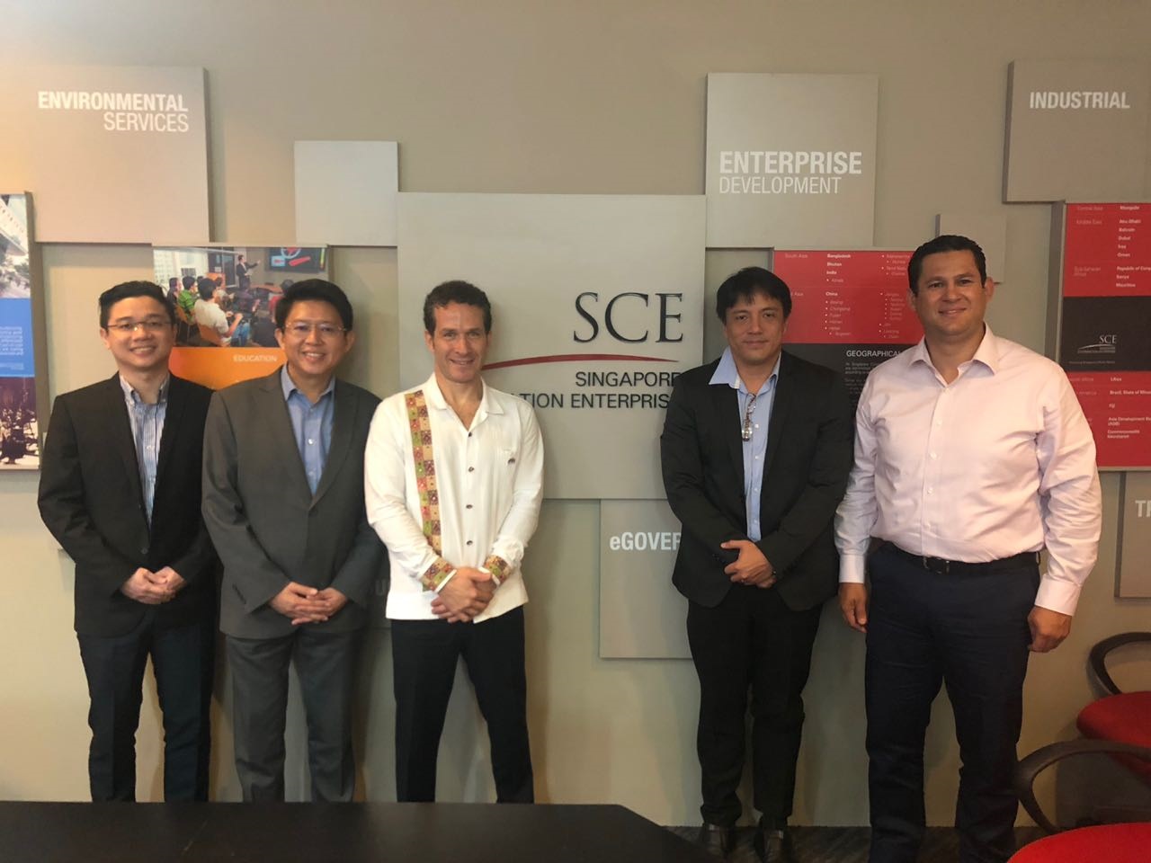 Diego Sinhue visitó Singapur como gobernador electo