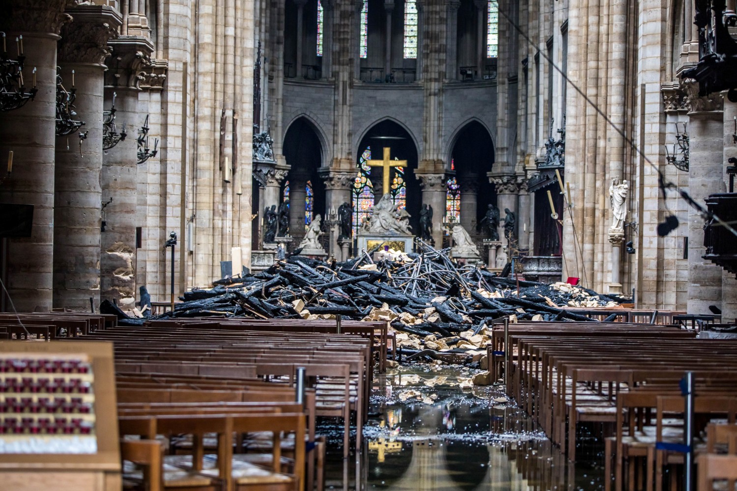 Los escombros en el interior de la catedral de Notre Dame luego del incendio. (Reuters)