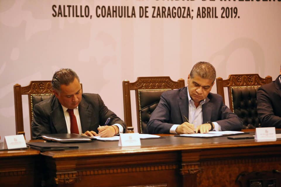 Firma con el titular de la unidad de inteligencia financiera de la SHCP, Santiago Nieto Castillo. (Especial)