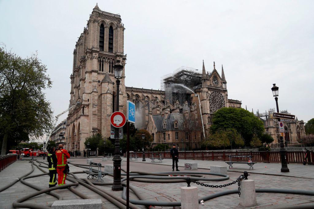 El incendio que destruyó gran parte de la catedral Notre Dame de París está totalmente "apagado". AFP
