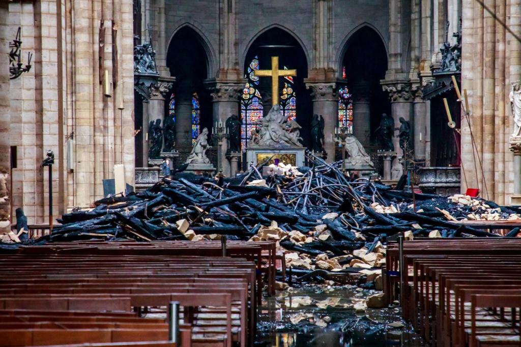 El incendio de Notre Dame de París destruyó una parte importante del patrimonio arquitectónico, artístico y religioso de la catedral. Reuters