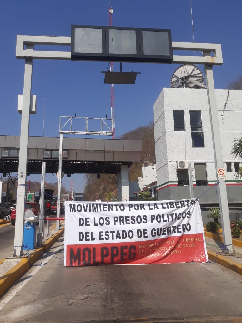 Integrantes del MOLPPEG, arribaron a las garitas de peaje y colocaron una manta con las siglas del movimiento. (Javier Trujillo)
