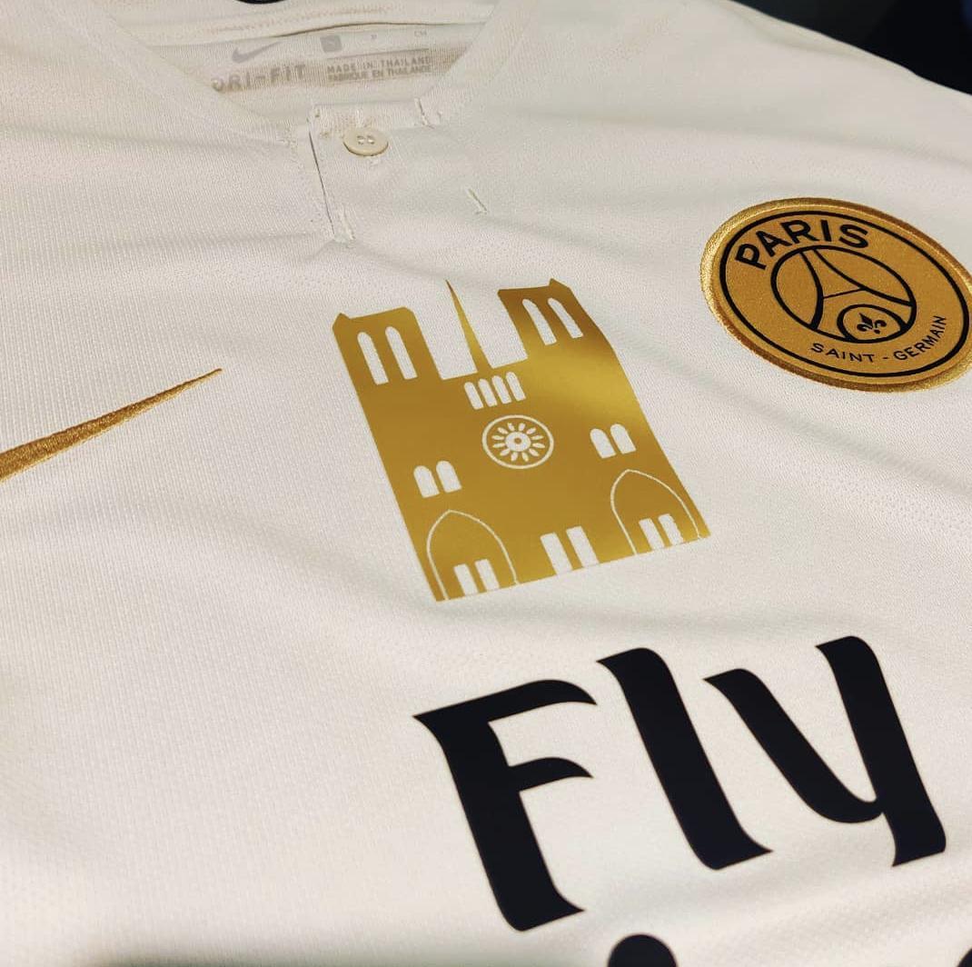 El jersey edición especial del PSG en apoyo a Notre Dame (Especial)