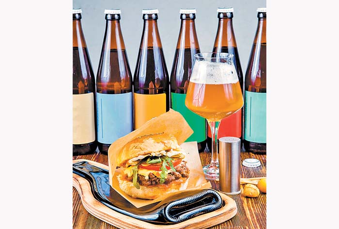 La bebida incentiva a alimentos grasosos. Shutterstock