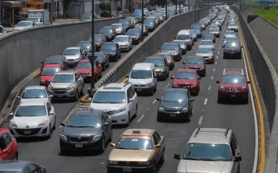 El Programa Hoy No Circula establece restricciones a la conducción según los niveles de emisión y antigüedad del carro. Archivo