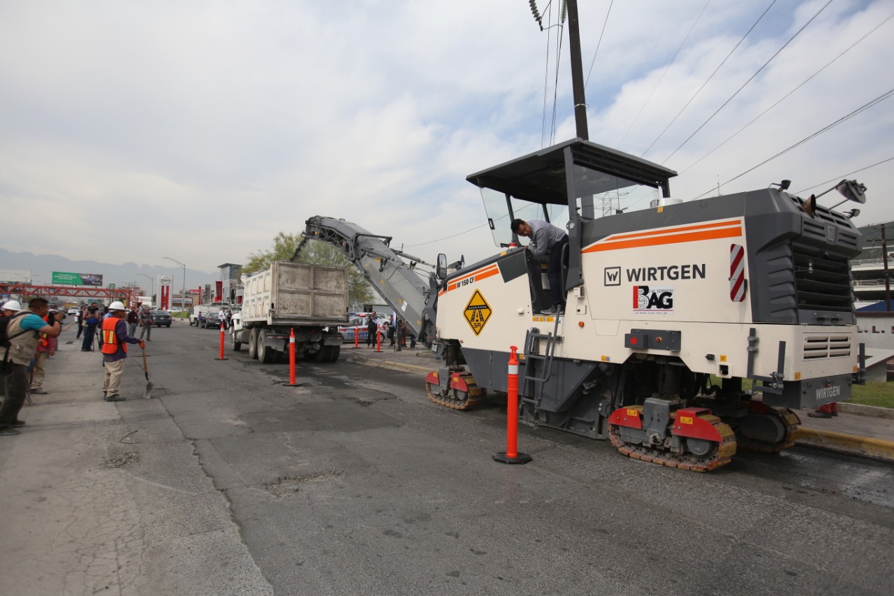 El proyecto incluye en su inicio los trabajos de bacheo que se requieren para hacer transitable esta antigua avenida. Foto: Leonel Rocha