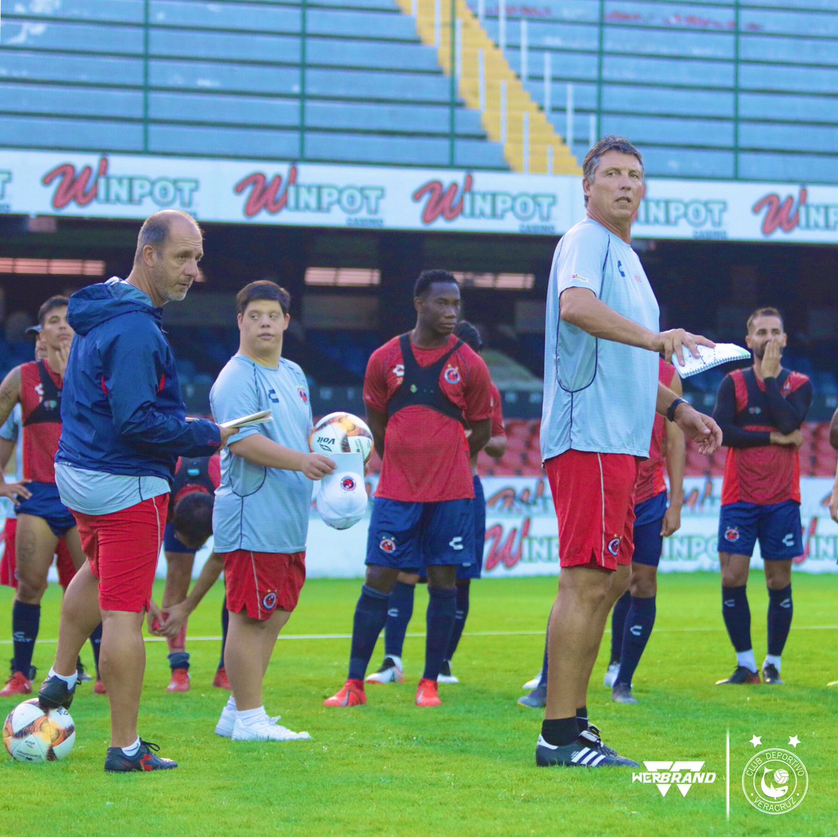 Roberto Siboldi durante el calentamiento en el Estadio Pirata (Twitter Tiburones Rojos)