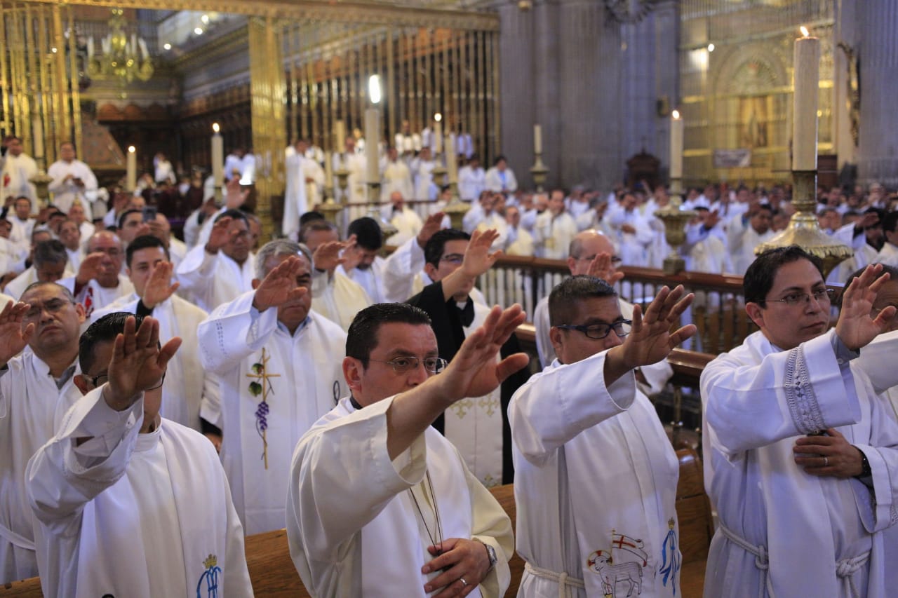 Sacerdotes poblanos  durante misa crismal (Andrés Lobato)
