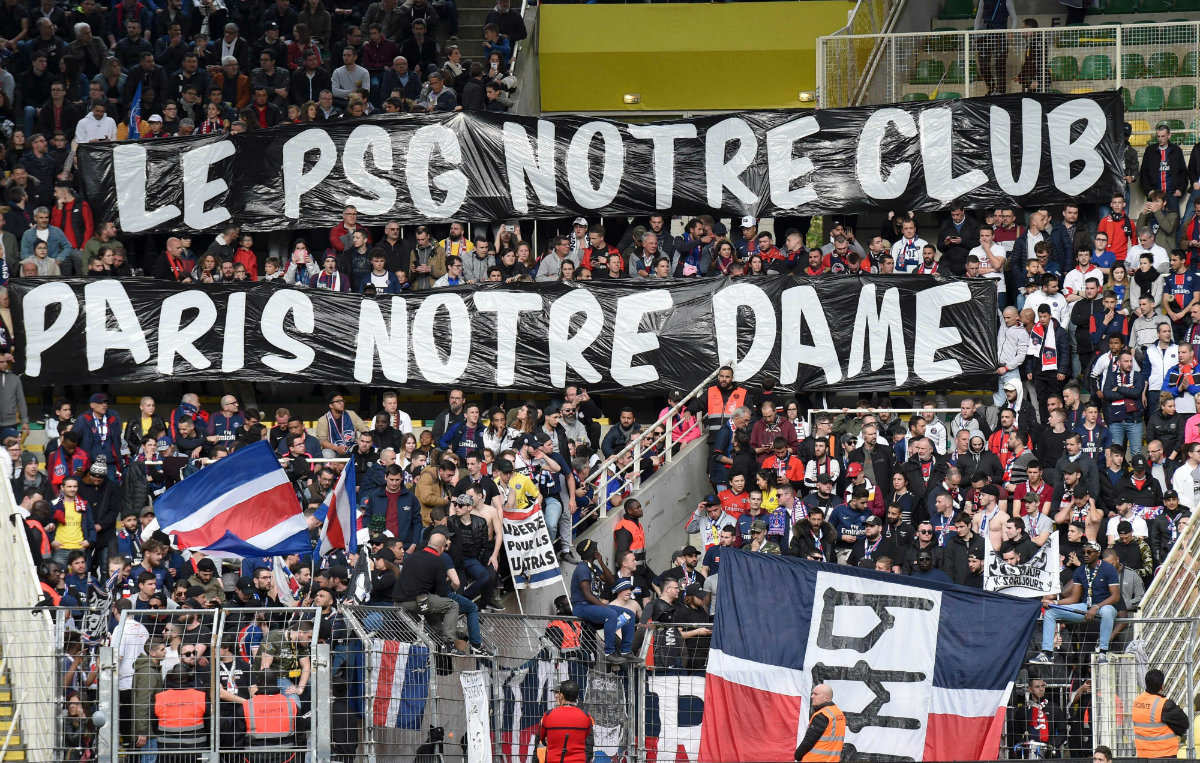 Aficionados del PSG rinden homenaje a Notre Dame con pancarta (AFP)