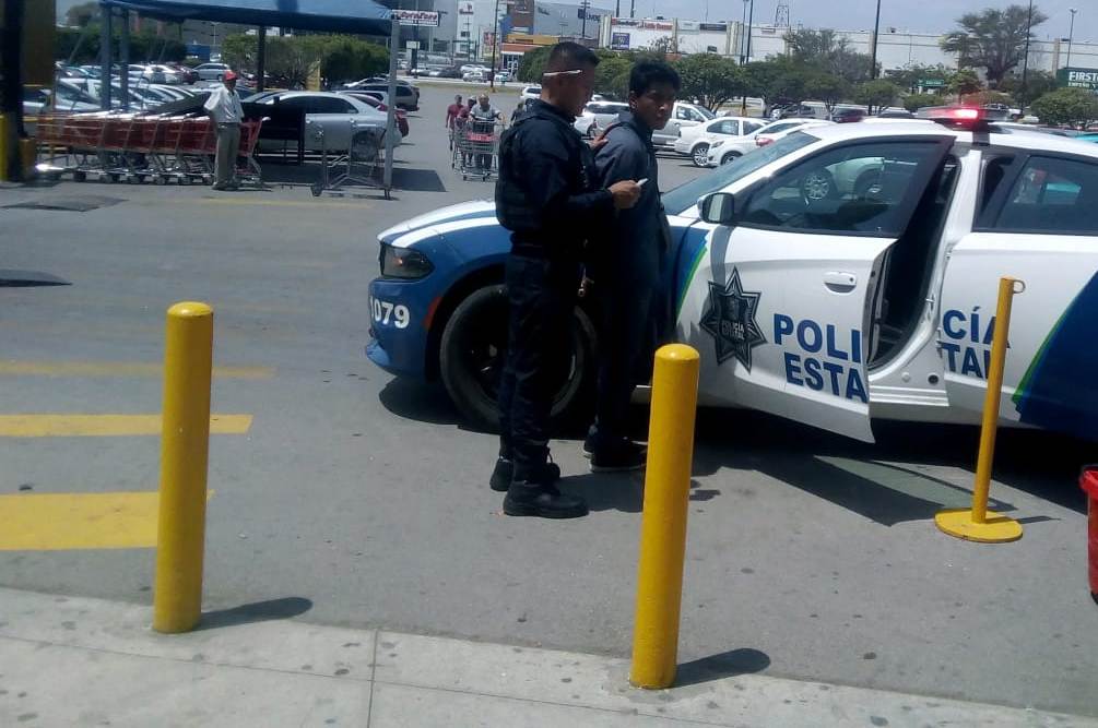 Lo detienen tras querer llevarse paquetes de carne de una tienda y sin pagar (Foto/Noel Vergara)