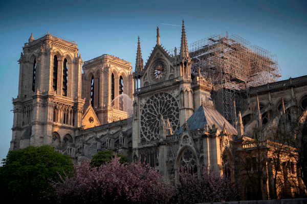 El lunes 15 de abril , un fuerte incendio dañó la parte superior de la catedral de Notre Dame. |AFP