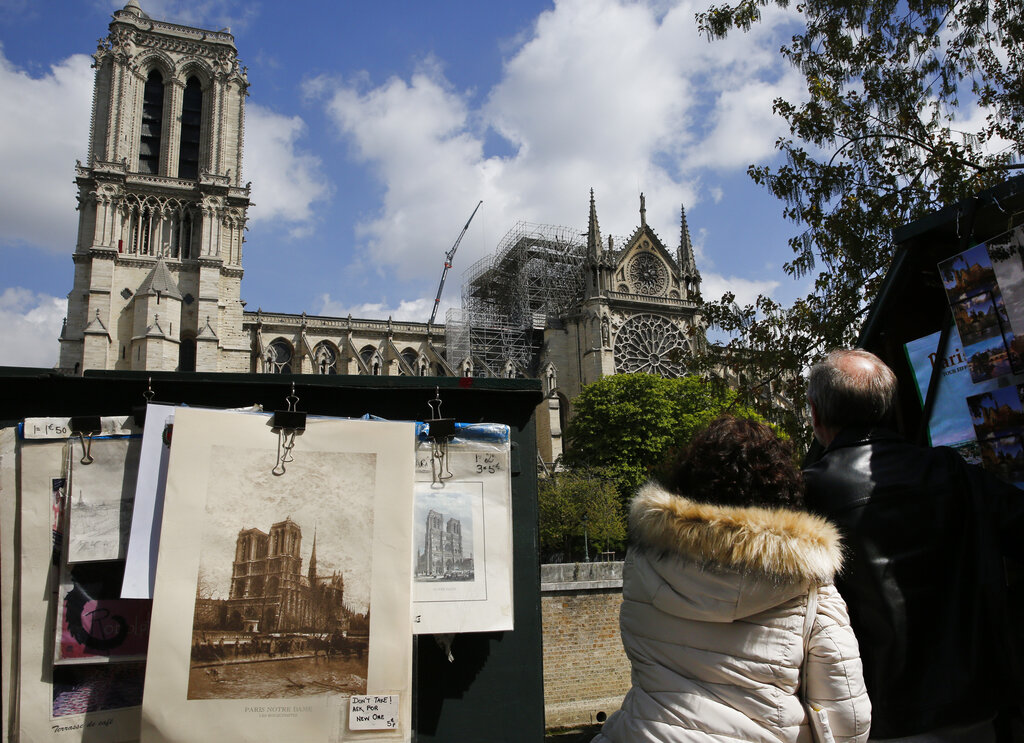 El presidente de Francia, Emmanuel Macron, ha fijado un plazo de cinco años para restaurar el monumento. AP
